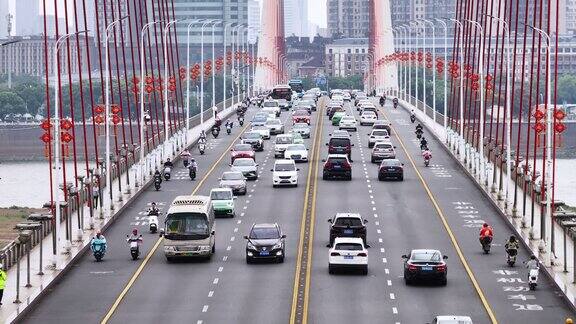红色文化八一大桥 跨江大桥车辆穿梭