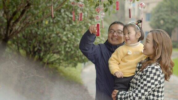 家庭合睦 一家三口挂风铃祈福