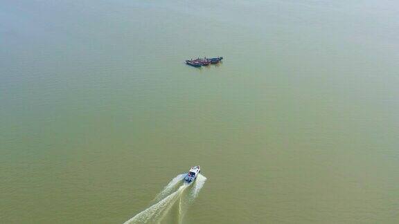 鄱阳湖执法船只出警 渔民违法捕捞