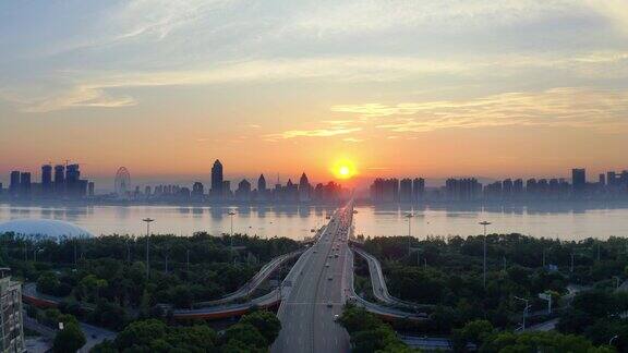 航拍城市风光太阳光车流大桥早晨逆光朝霞一江两岸赣江河水