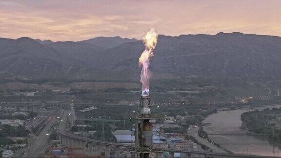 兰州石化公司化工厂夕阳下的火炬