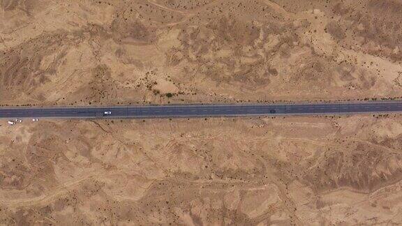 戈壁公路大景 荒漠公路俯拍车辆