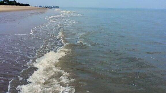海浪冲上沙滩 海水拍打海岸线