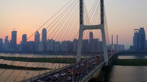 赣江城市美景八一大桥夕阳下车流穿梭风光