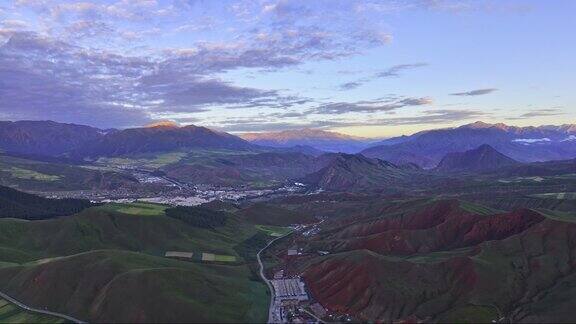 青海卓尔山和像油画一样的天空