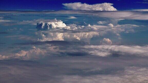 飞机在天空平稳飞行穿过云层