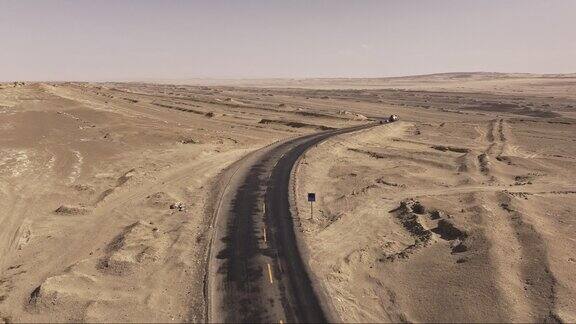 4K航拍大西北公路沙漠美景西部沙丘 