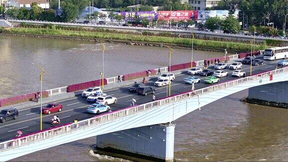 兰州黄河大桥上的汽车川流不息