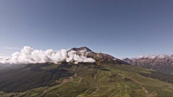 山上白云飞山顶景观云朵落在青海卓尔山上