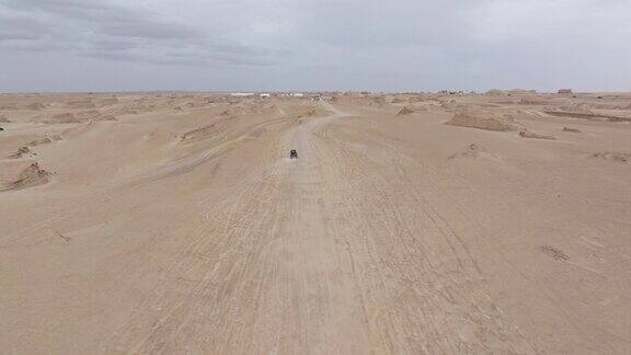 沙漠穿沙公路西部风光