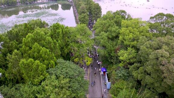 延时航拍湖北武汉东湖风景区的游客们