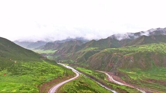 扁都口中蜿蜒的道路与河流在两岸山间