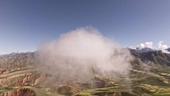 青海卓尔山被白云笼罩