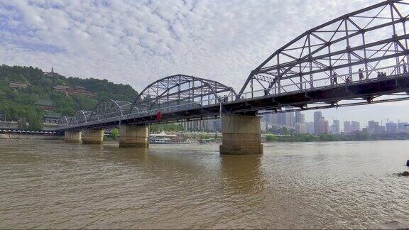 甘肃兰州市中山桥大桥白云背景