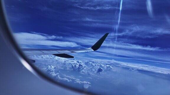 飞行中的飞机通过机窗外景拍摄