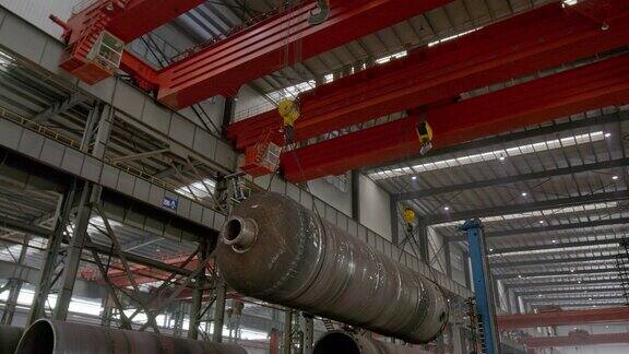 实拍工业制造重型吊机管道生产车间