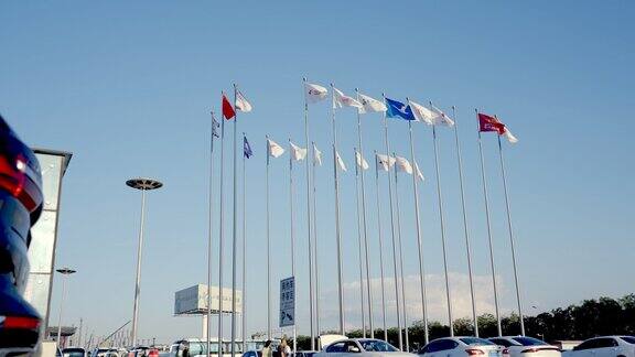 西宁机场广场上旗帜飘扬