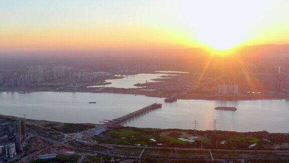 长江上太阳升起大桥正在建设