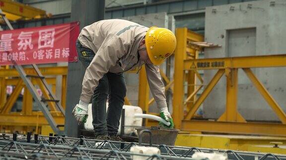 女工人们正在桥梁板厂工作