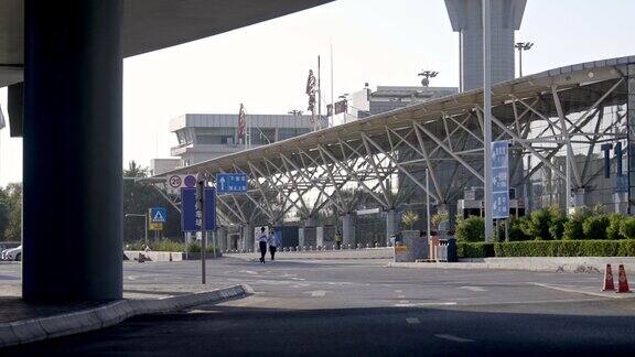 机场外面大巴等待旅客 乘客出机场大厅