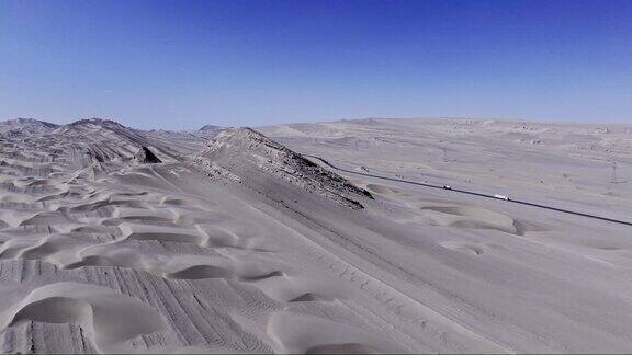 4K航拍穿沙公路大西北公路沙漠美景 