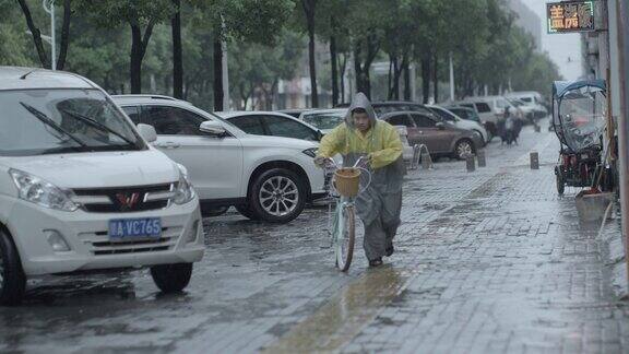 大雨行人紧急雨中道路车辆匆忙组镜