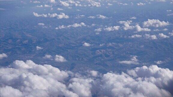 飞机上透过窗户俯瞰地面风景