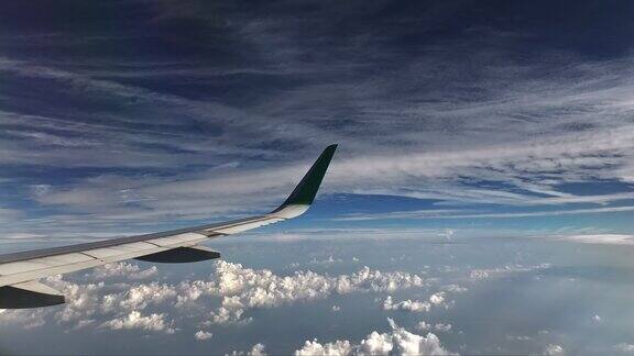 飞机外景坐飞机机翼划过天空实拍