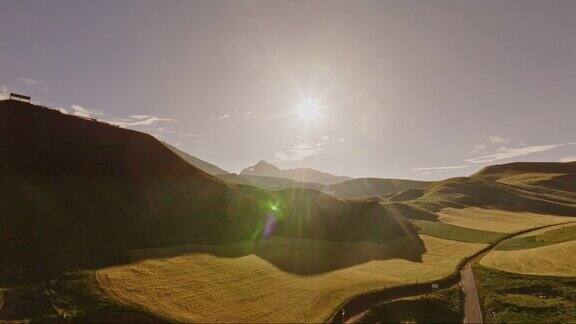 阳光洒在卓尔山的村庄上