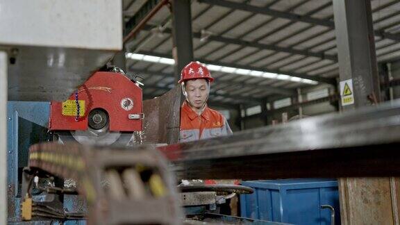 钢材工人在钢材工厂操作生产机器