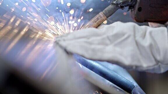 钢材加工厂里的工人正在使用电焊