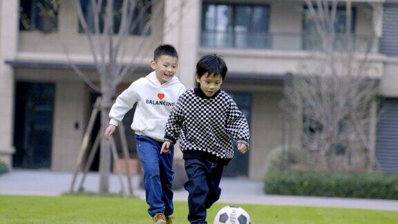 唯美阳光小孩子草地玩耍踢足球