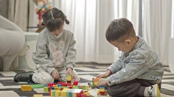 男孩女孩搭建积木一起玩耍全脑教育