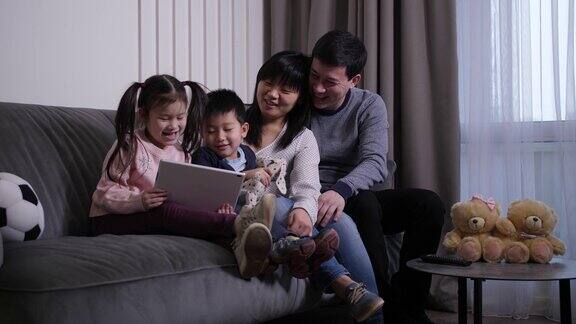 亚洲家庭一边看视频一边笑