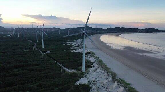 无人机拍摄的海滩上的风力发电场