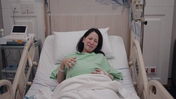 孕妇在医院感到疼痛
