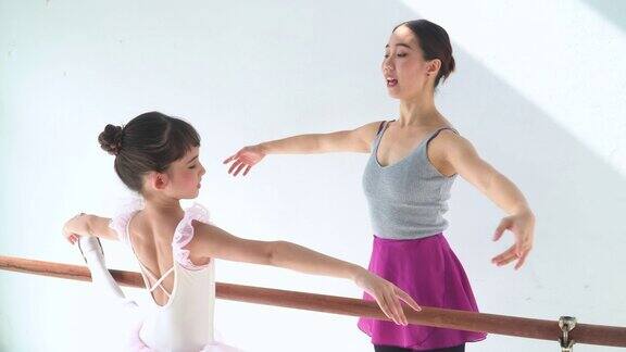 年轻的泰国芭蕾舞老师教她的学生希望她成为一名专业人士