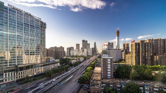 繁忙的道路和现代建筑在市中心的现代城市时光流逝