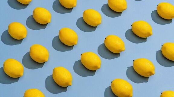停止运动的柠檬在一个蓝色的背景