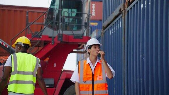 亚洲帅哥工程师工人在集装箱港口码头工作漂亮的工头在港口进出口货物货船的仓库物流处理订单和产品