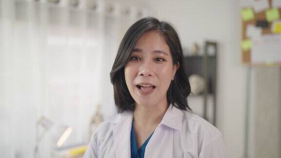 远程医疗便利:亚洲女医生在家为患者提供在线咨询现代医疗保健在家中进行虚拟患者咨询