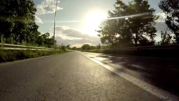 日落时在乡村道路上开车