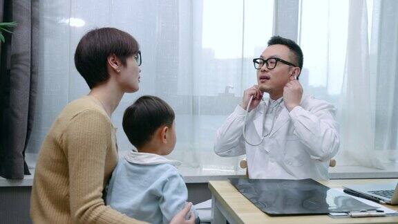 医生正在给一个小男孩做检查