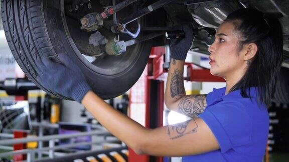 黑人女性发动机工程师检查发动机汽车工程机械发动机技术能源电动汽车电动汽车