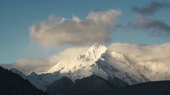 美丽雪山的一个山峰的延时镜头