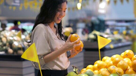 年轻女子购物新鲜蔬菜选择水果在市场健康的生活方式