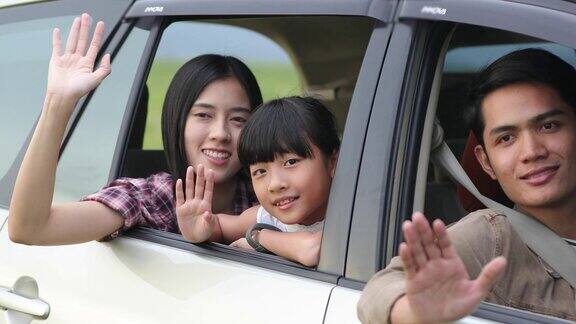 快乐的小女孩与亚洲家庭坐在车享受公路旅行和暑假在露营车