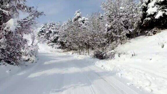 时光飞逝的跑车行驶在冬天的雪道上上山上山