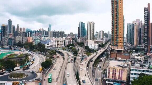 俯瞰风景优美的香港城市道路交通大楼