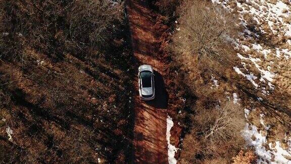 从上面看在泥泞的乡村道路上驾驶汽车
